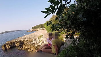 une jeune enseignante me suce la bite sur une plage publique en Croatie devant tout le monde - c'est très risqué avec des gens à proximité- MissCreamy
