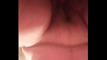 Regarde comment je monte mon jouet rose dans mon cul et ouvre mon vagin pour que tu puisses mettre toute ta bite en moi