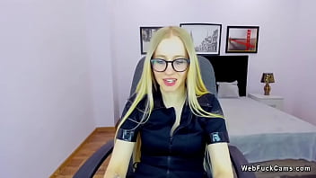 Une blonde biélorusse exhibe ses petits seins devant sa webcam