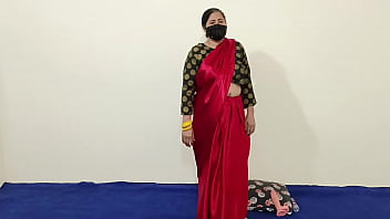 Indian Hindi Aunty Masturbation With Large Dildo in Saree