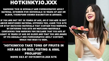 Hotkinkyjo recibe toneladas de frutas en su culo en la cama, puño y prolapso anal
