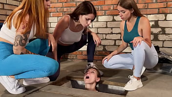Три девушки плюют на пленного раба в грязном подвале