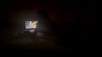 Nasir a surpris Poonam en train de regarder du porno dans sa chambre