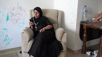 Арабская бабушка позволяет молодой пасынку мастурбировать и кончить ей на хиджаб
