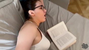 Stiefsohn fickt seine sexy Stiefmutter, während sie ein Buch liest