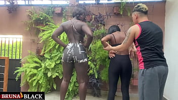 Geile schwarze Mädchen verführen einen privaten Personal Trainer, der nicht widerstehen kann und die beiden ungezogenen Mädchen nackt fickt.
