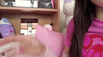 hijastra juega sucio con un extraño en su habitación