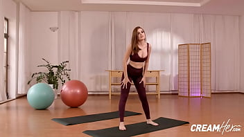 La bellissima Mina scopa con l'insegnante di yoga