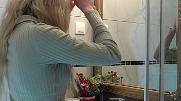 Новая горячая сексуальная блондинка-жена меняет трусики в ванной