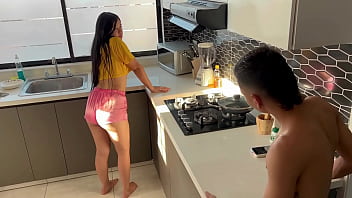Любительская пара занимается сексом на кухне, пока их отчима нет дома. Х.Л.