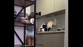 Бразильянка показывает свою киску во время готовки
