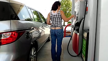 Exhibitionniste de lavage de voiture - Gros cul sortant d'un jean taille basse