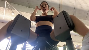 Latina Fitness jouit dans la salle de bain silencieuse de la salle de sport