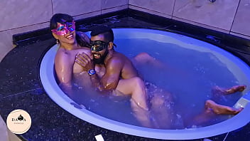 Fiz uma brincadeira de pegar os sabonetes na banheira - Homenagem ao GUGU: O Rei da Putaria na TV Brasileira!