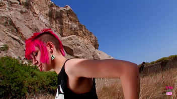 Una ardiente nena de pelo rosa es absolutamente embestida al aire libre por un hombre musculoso