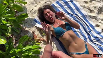 Chateado com uma garota em uma praia pública - ela ficou chocada