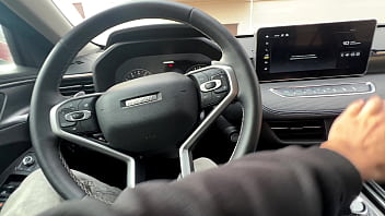 Straßen-Pickup-MILF führt zu heißem Auto-Blowjob mit Schluck Sperma