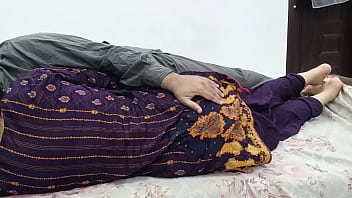 La hijastra de Deesi comparte la cama con su propio padrastro