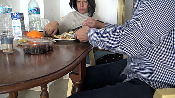 朝食中にオナニーするホットな妊娠中のアルジェリア人熟女と義理の息子