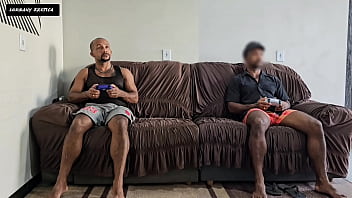 オタクの夫がビデオゲームをしている間、私は友達のペニスで遊んでいます