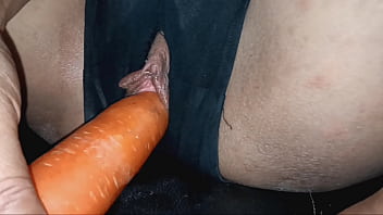 Abriendo el coño de una estudiante, frotando zanahorias en su clítoris, metiéndole pepinos en el coño, rasgando sus pantalones para mostrar su clítoris.