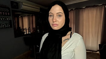 Una musulmana tatuata riceve un creampie dopo aver succhiato il cazzo e fatto una bella fica