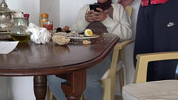 Волосатая турецкая мачеха пьет сперму своего пасынка во время завтрака