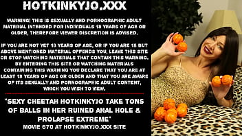 La sexy gueparda Hotkinkyjo recibe toneladas de bolas en su agujero anal arruinado y prolapso extremo