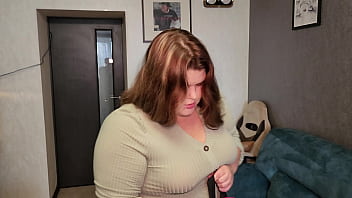 Una studentessa paffuta con un vestito corto ama succhiare il cazzo e ricevere un creampie nel suo buchetto