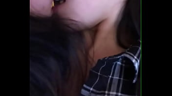 Quatuor de lesbiennes chinoises s'embrassant et faisant l'amour