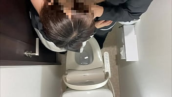[Couple ◯ photo] A couple who just started dating and are in the middle of love. Raw sex at the toilet where they work part-time. They become completely absorbed in the stimulating sex...