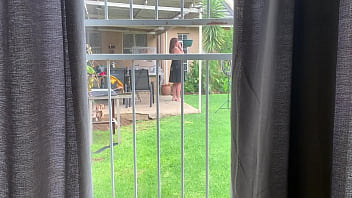 隣人が裏庭でセックスしているのを目撃した