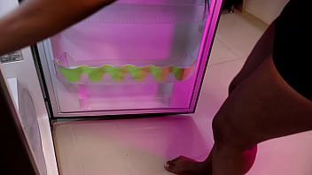 Novinha brincando com os peitos na cozinha vídeo completo