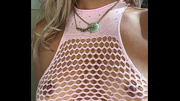 ルナ・リュクスの張りのあるおっぱいは、ピンクの網タイツの衣装を通して無限に吸い付きそうに見える