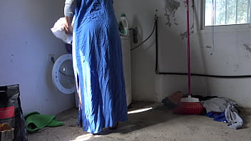 Una cameriera musulmana viene scopata a pecorina mentre fa il bucato