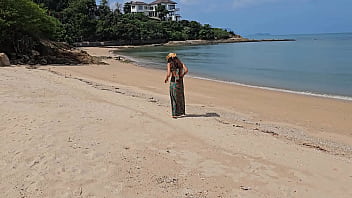 Длинное платье без трусиков светит на общественном пляже
