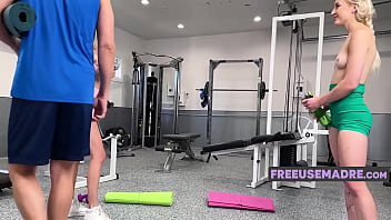 Arme & Titten, Rücken und Pussy-Tag im Fitnessstudio mit kostenloser Nutzung