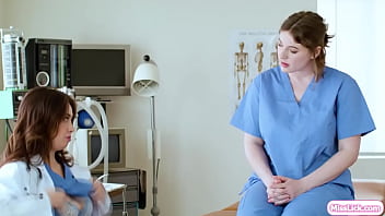 Médecin lesbienne anulingus et assistante léchant la chatte aux gros seins