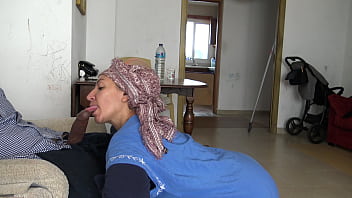 Una cameriera musulmana si turba quando vede il suo grosso cazzo nero tedesco