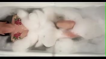 chica se masturba en el baño