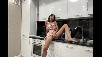Atemberaubende vollbusige Schlampe masturbiert in der Küche, bevor ihr Liebhaber eintrifft