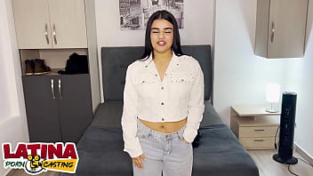 Casting porno latina - Joven hermosa y culona por primera vez un vídeo porno termina en creampie