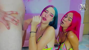 duas lindas garotas com cabelos coloridos fodem a garganta dele
