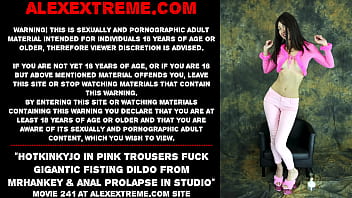 Hotkinkyjo con pantalones rosas se folla un gigantesco consolador con puños de mrhankey y prolapso anal en el estudio