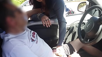Masturbo uno sconosciuto nella sua macchina mentre mio marito filma tutto