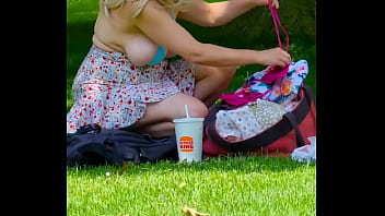 Caméra Voyeur. Bombe aux gros seins exhibant d'énormes seins dans un parc public