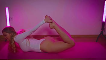 Yoga sexy de l'actrice porno Stella Cardo