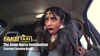 Fake Taxi La enfermera bengalí recibe una gran polla en su apretado coño asiático con sus grandes tetas afuera