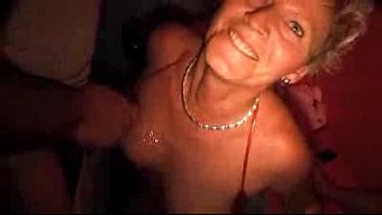 Reife deutsche betrügende Frau im Swingergloryhole-Sexshop