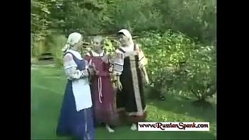 森の中のロシアの女の子のための厳しいスパンキング